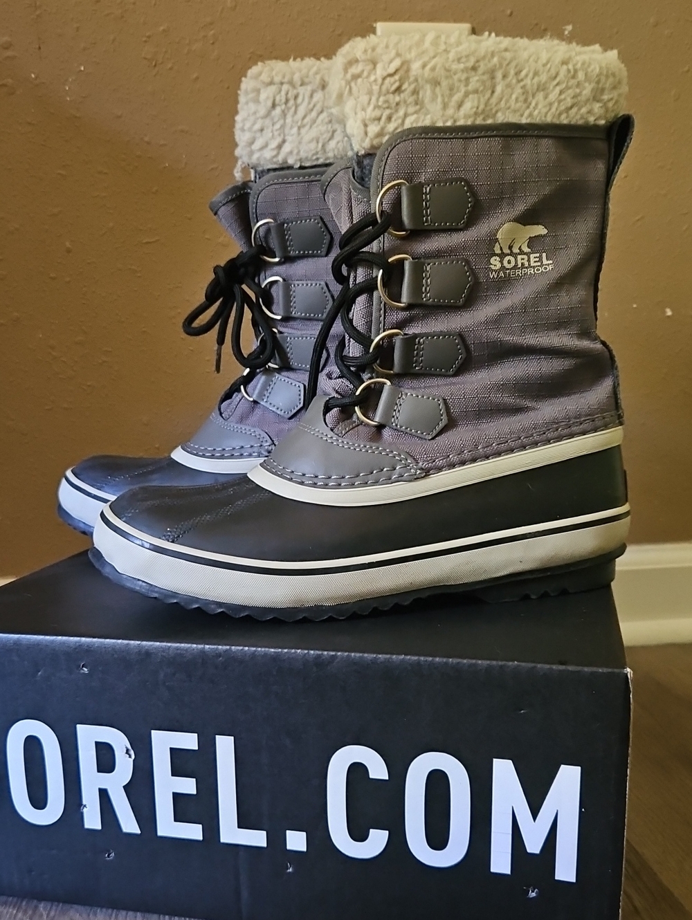 Sorel Womens 9 Gray Waterproof Lace-Up Winter Boots with Sherpa Cuff